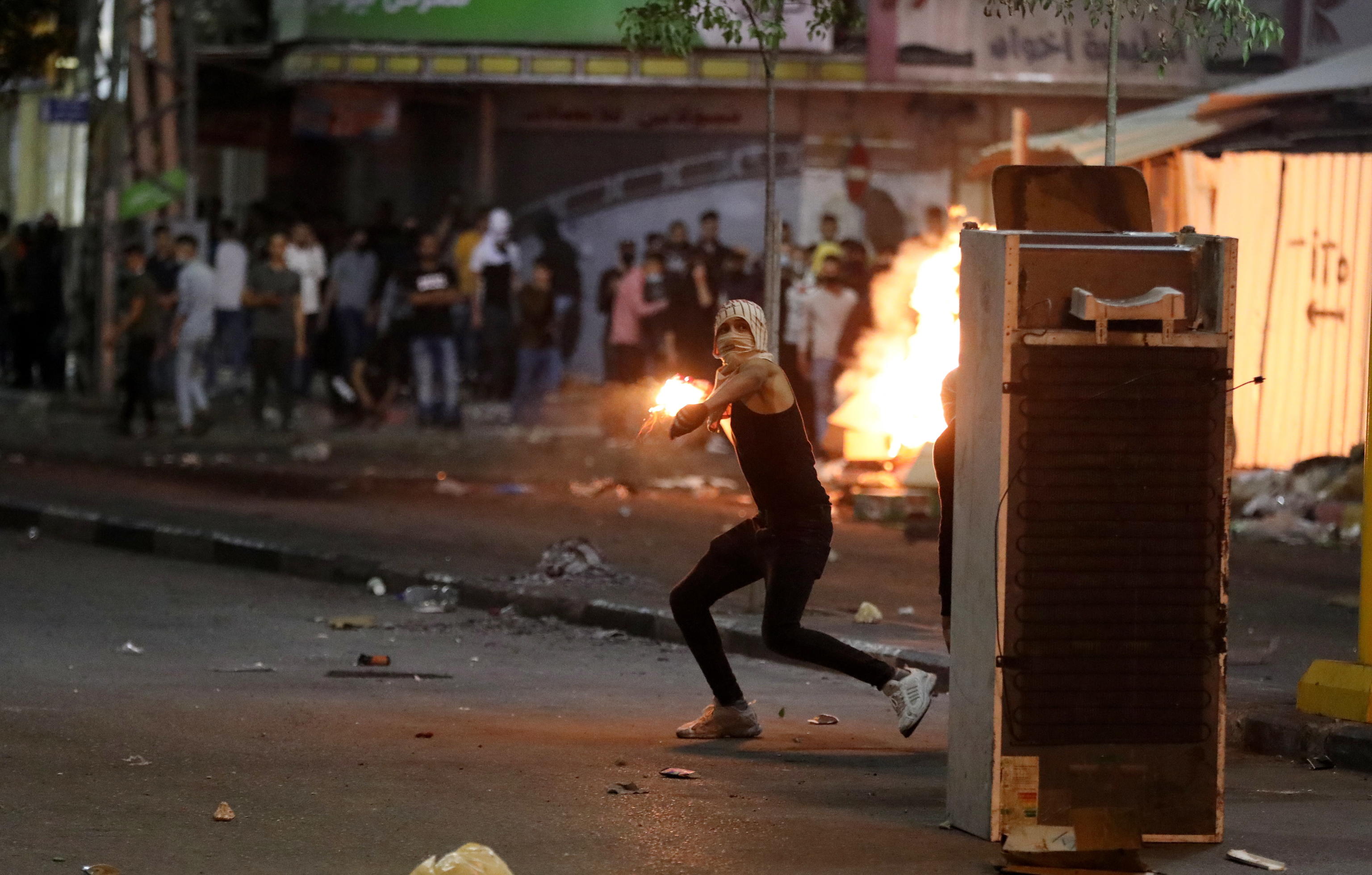 Israele bombarda a Gaza il grattacielo sede di al Jazeera e Associated Press. Colpiti tunnel e campo profughi: bambini tra le vittime Israele bombarda a Gaza il grattacielo sede di al Jazeera e Associated Press. Colpiti tunnel e campo profughi: bambini tra le vittime