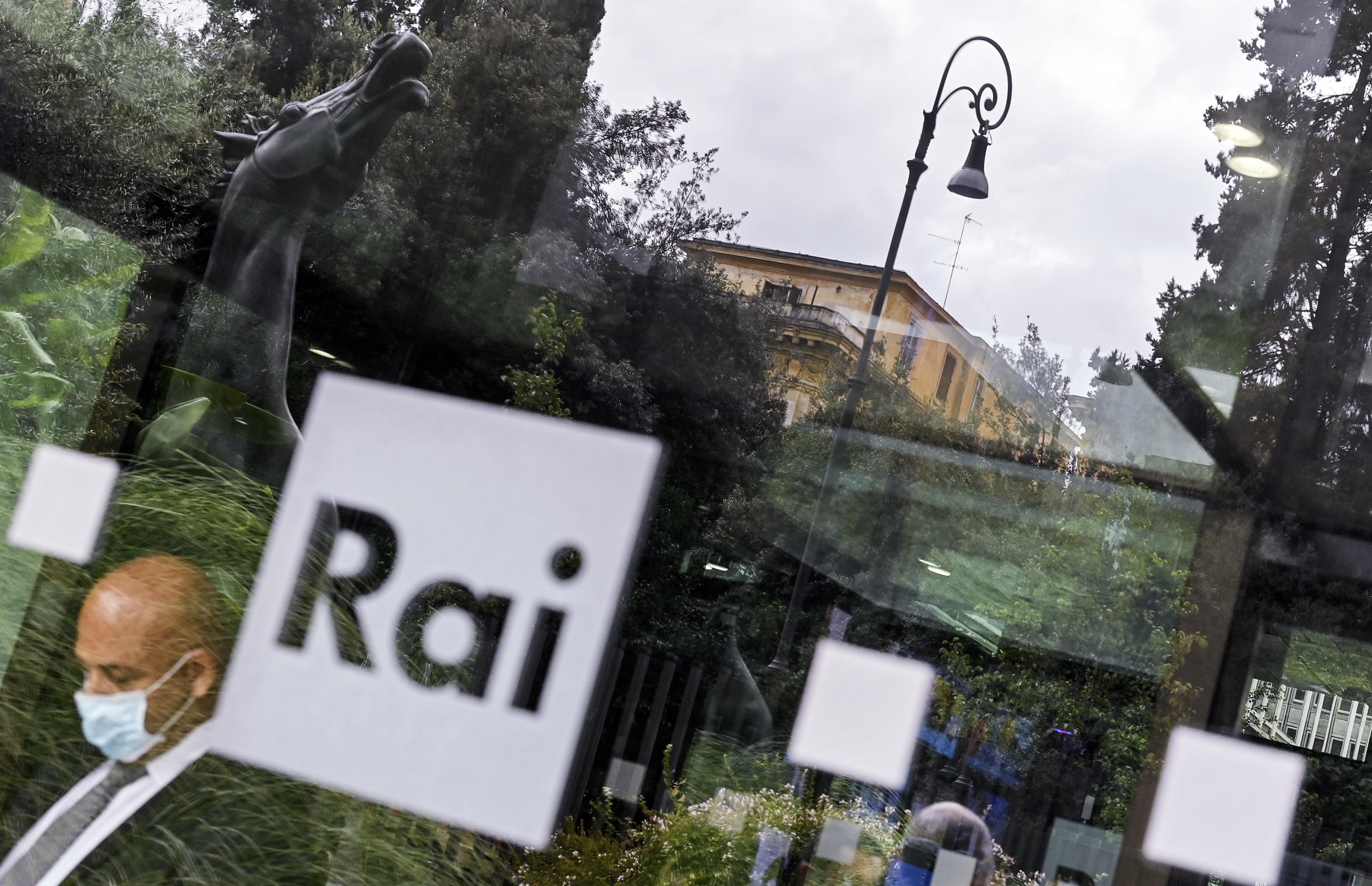 Rai, polemiche per un servizio anti Ue. L’ad Salini annuncia «provvedimenti». Meloni: «Si preferisce la censura al pluralismo» Rai, polemiche per un servizio anti Ue. L’ad Salini annuncia «provvedimenti». Meloni: «Si preferisce la censura al pluralismo»