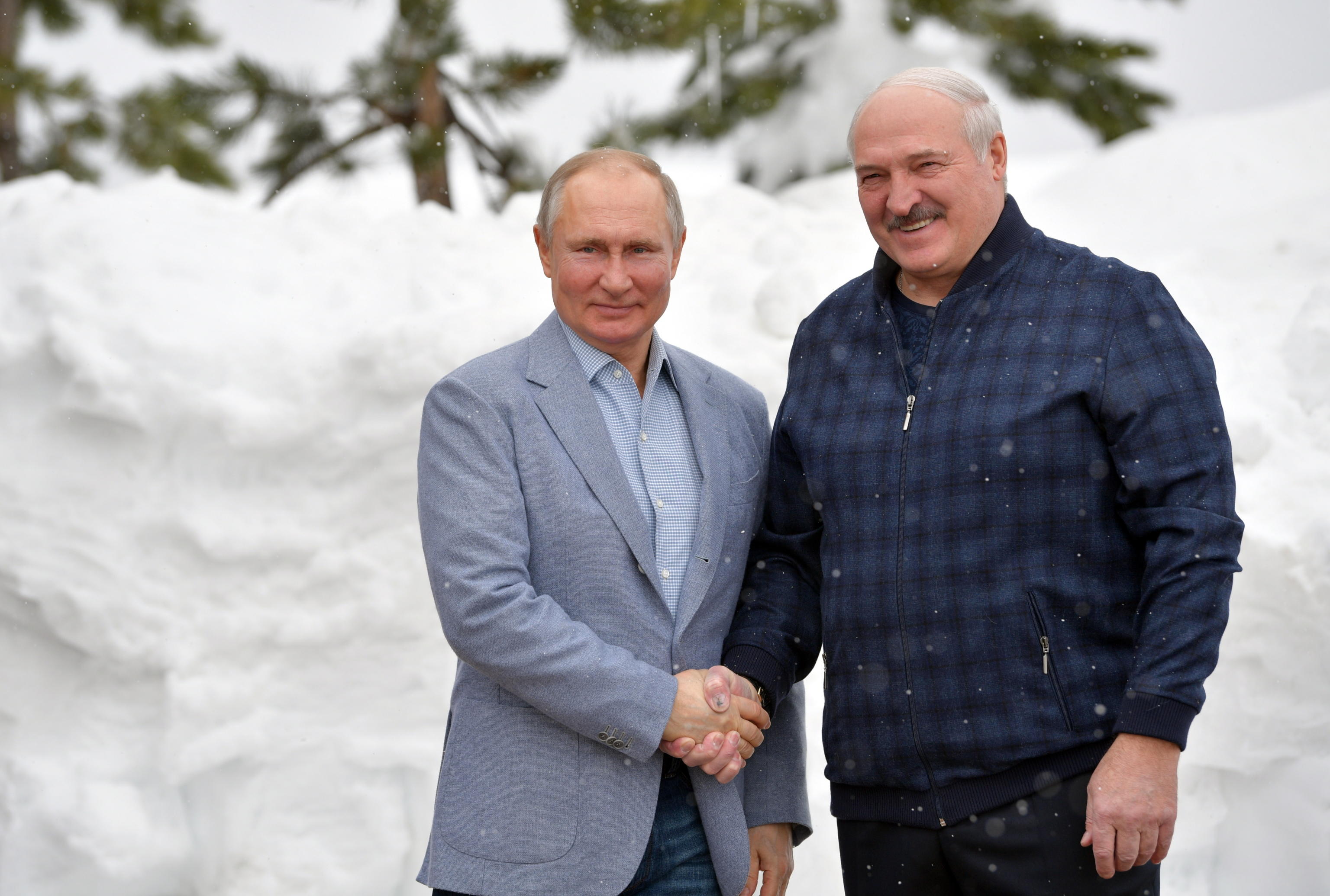 Lukashenko vola a Sochi per incontrare Putin. Ma l'aiuto di Mosca potrebbe costare caro alla