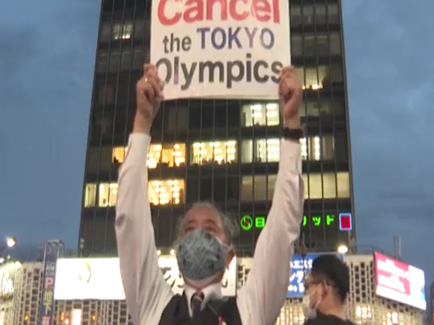 Olimpiadi, proteste a Tokyo contro i Giochi: l’80% dei giapponesi vorrebbe che fossero cancellati – Il video