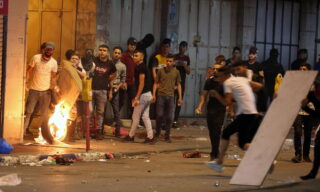 Clashes in Hebron EPA/ABED AL HASHLAMOUN | Scontri tra l'esercito israeliano e i manifestanti palestinesi a Hebron