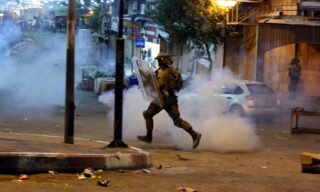 Clashes in Hebron EPA/ABED AL HASHLAMOUN | Scontri tra l'esercito israeliano e i manifestanti palestinesi a Hebron