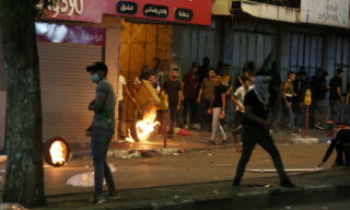 Clashes in Hebron EPA/ABED AL HASHLAMOUN | Scontri tra l'esercito israeliano e i manifestanti palestinesi a Hebron