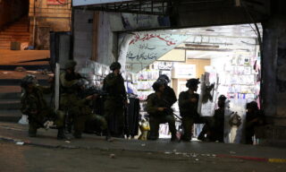 Clashes in Hebron EPA/ABED AL HASHLAMOUN | Scontri tra l'esercito israeliano e i manifestanti palestinesi a Hebron