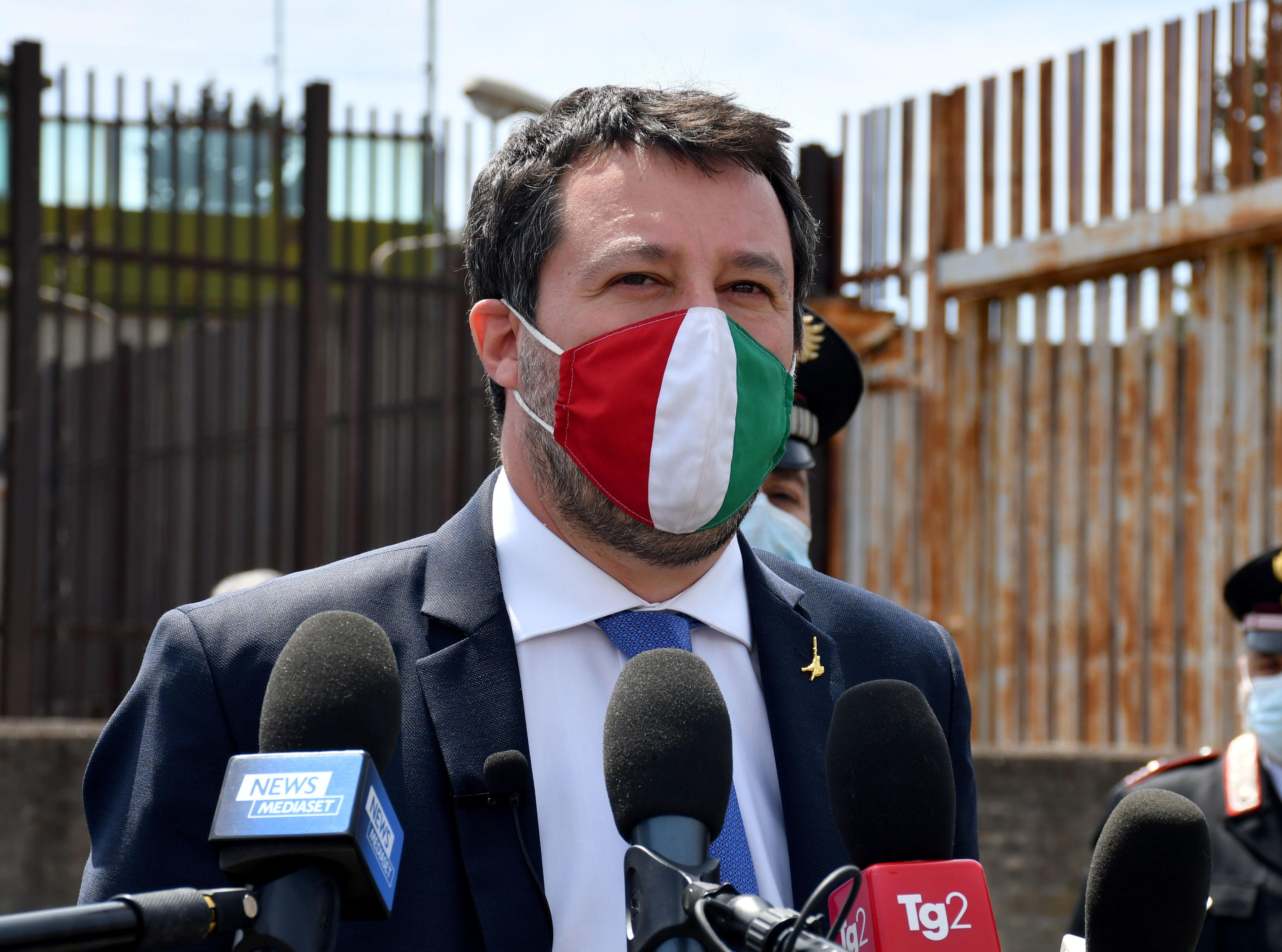 Ancora scontro tra Letta e Salvini. Il segretario della Lega risponde: «Pd e Grillo ci vogliono fuori, ma non si illudano» Ancora scontro tra Letta e Salvini. Il segretario della Lega risponde: «Pd e Grillo ci vogliono fuori, ma non si illudano»