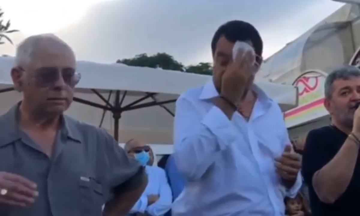 Alla fine Salvini ha accettato la mascherina, fin troppo – Il video Alla fine Salvini ha accettato la mascherina, fin troppo – Il video
