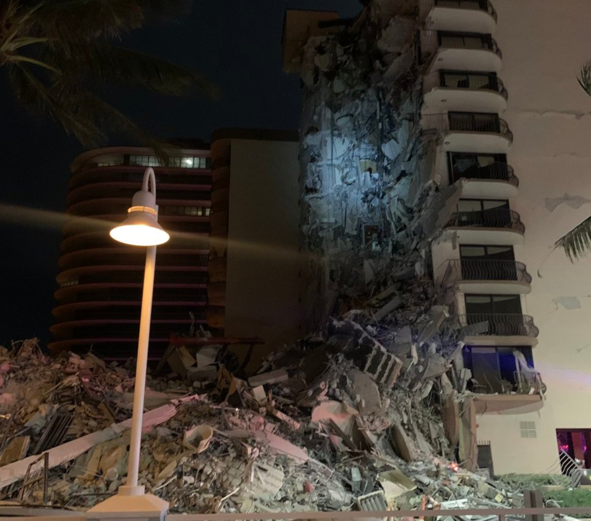 Crolla un palazzo di 12 piani a Miami: almeno un morto. Sono 51 le persone disperse – Il video Crolla un palazzo di 12 piani a Miami: almeno un morto. Sono 51 le persone disperse – Il video