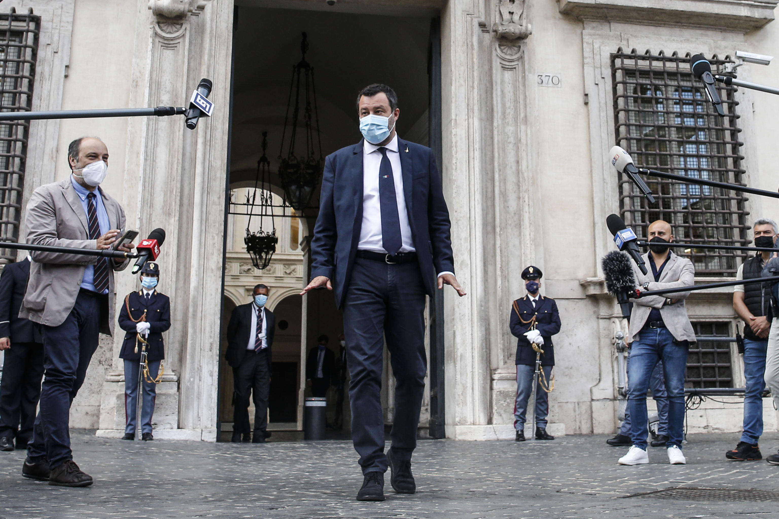 Salvini vede Draghi: «Misure? Si valuta la settimana prossima. Rammarico per frasi ingenerose» Salvini vede Draghi: «Misure? Si valuta la settimana prossima. Rammarico per frasi ingenerose»