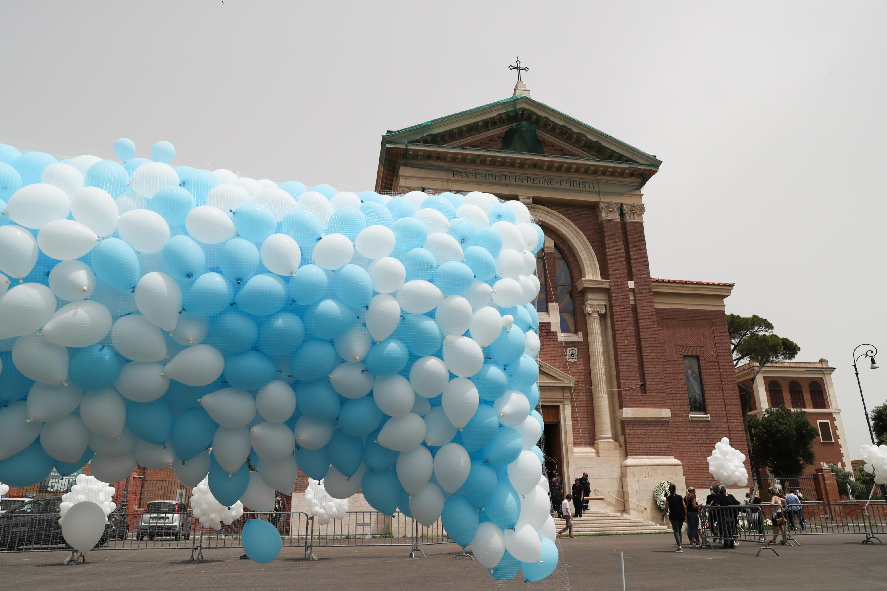 Strage di Ardea, al via i funerali dei fratelli Daniel e David. Fuori dalla chiesa centinaia di palloncini biancocelesti Strage di Ardea, al via i funerali dei fratelli Daniel e David. Fuori dalla chiesa centinaia di palloncini biancocelesti