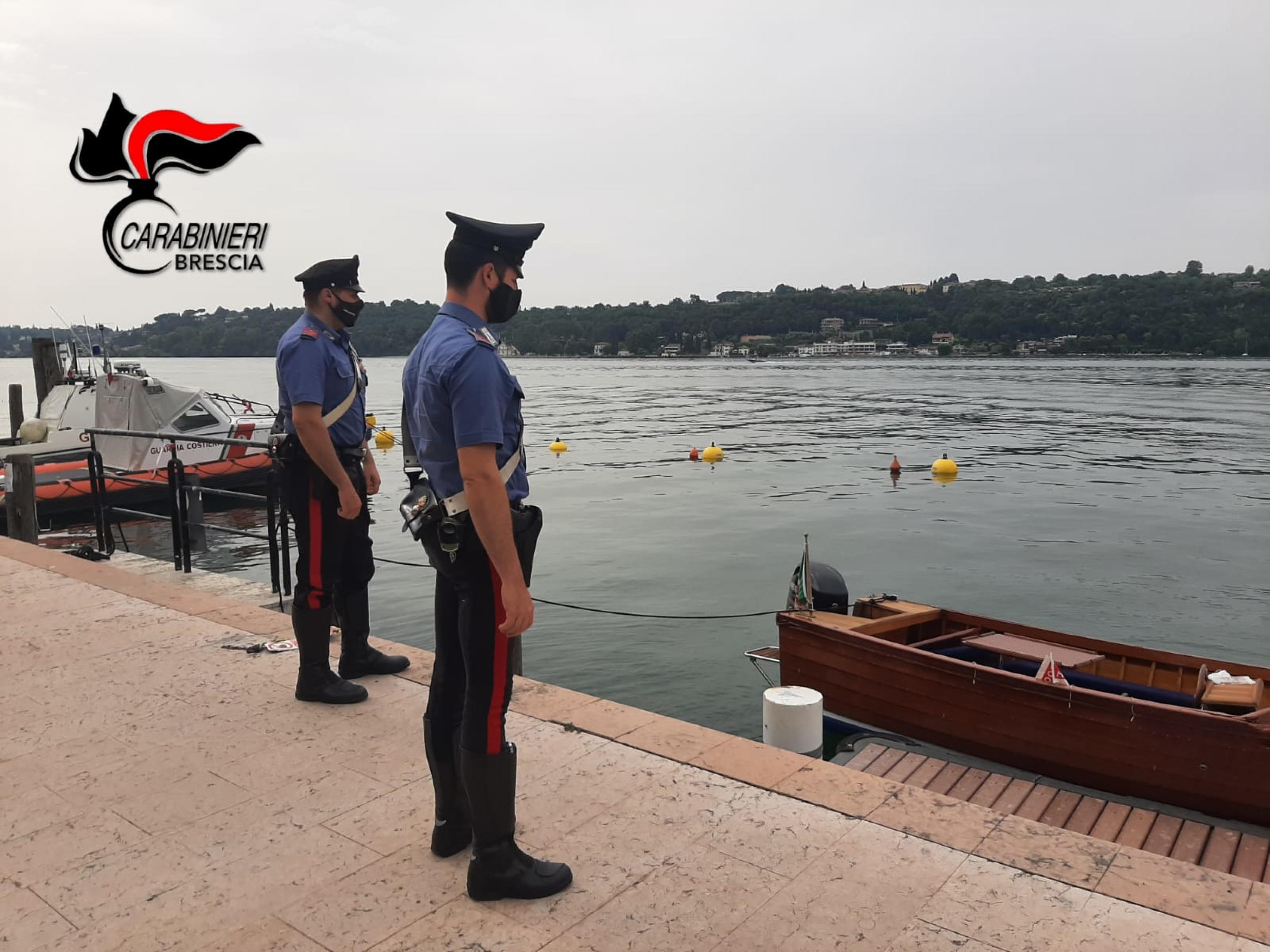 Giallo sul lago di Garda, trovato morto un 35enne su una barca danneggiata. A bordo abiti femminili Giallo sul lago di Garda, trovato morto un 35enne su una barca danneggiata. A bordo abiti femminili
