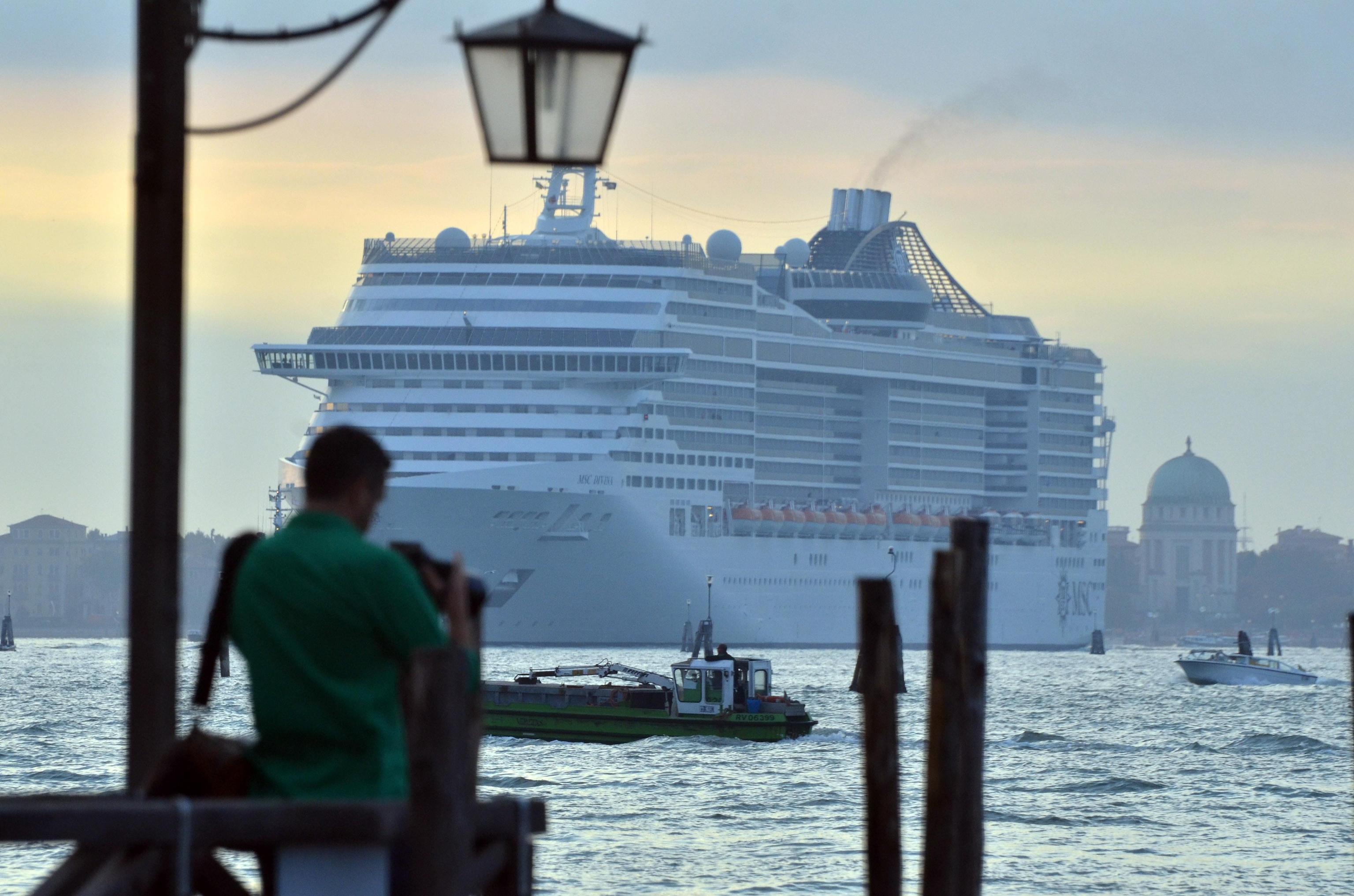 Venezia, l’Unesco lancia l’allarme per le Grandi navi: «Occorre una soluzione urgente, bisogna impedire l’accesso alla laguna» Venezia, l’Unesco lancia l’allarme per le Grandi navi: «Occorre una soluzione urgente, bisogna impedire l’accesso alla laguna»