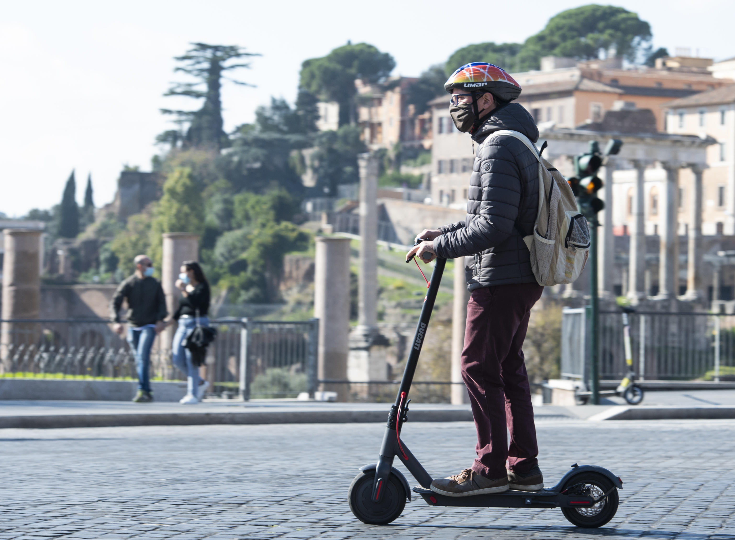 Monopattini elettrici, ecco come possono cambiare le regole di utilizzo: assicurazione e casco obbligatori Monopattini elettrici, ecco come possono cambiare le regole di utilizzo: assicurazione e casco obbligatori