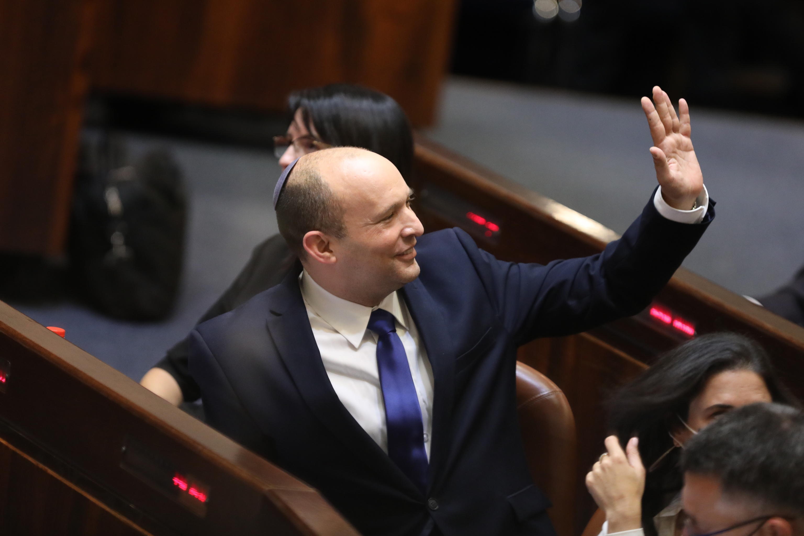 Israele, il governo Bennett ottiene la fiducia del Parlamento: dopo 12 anni finisce l’era Netanyahu Israele, il governo Bennett ottiene la fiducia del Parlamento: dopo 12 anni finisce l’era Netanyahu