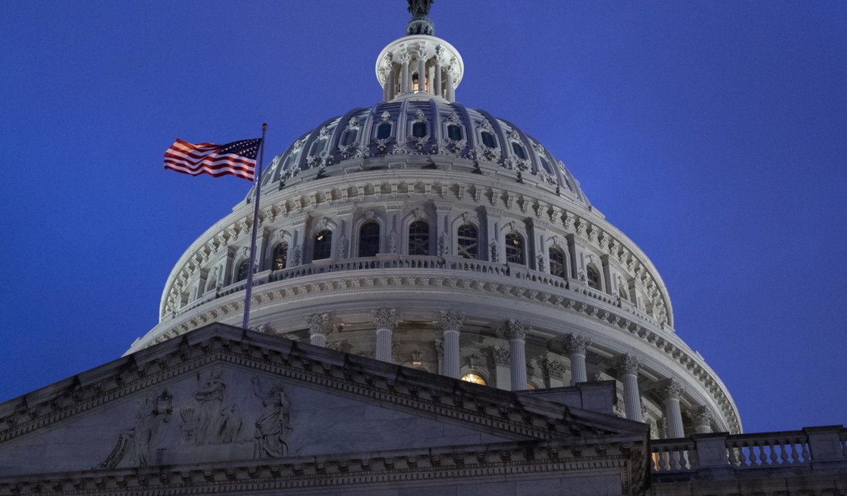 Assalto al Congresso, prima condanna a 3 anni di libertà vigilata e servizi sociali. E Biden promette tolleranza zero ai venditori illegali di armi Assalto al Congresso, prima condanna a 3 anni di libertà vigilata e servizi sociali. E Biden promette tolleranza zero ai venditori illegali di armi