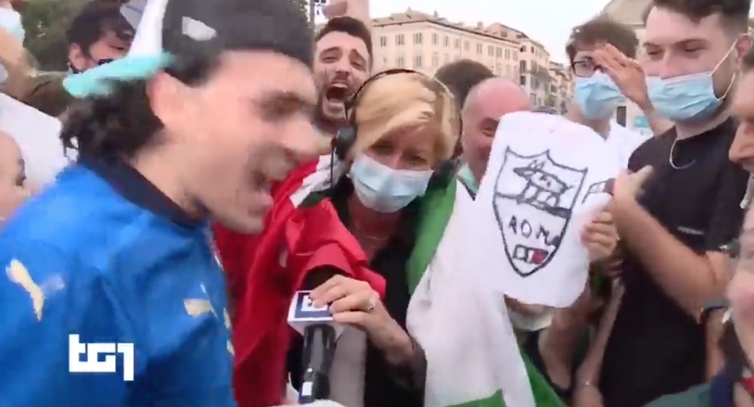 Il fuoriprogramma in diretta al Tg1 dopo Italia Galles, la festa dei tifosi azzurri travolge la giornalista Rai – Il video Il fuoriprogramma in diretta al Tg1 dopo Italia Galles, la festa dei tifosi azzurri travolge la giornalista Rai – Il video