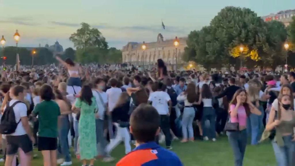 Francia, altra maxi festa a Parigi contro le regole Covid. La polizia interviene con gas lacrimogeni – I video Francia, altra maxi festa a Parigi contro le regole Covid. La polizia interviene con gas lacrimogeni – I video