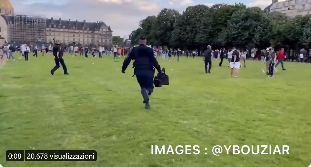 Parigi, altro venerdì di feste e assembramenti in piazza: la polizia interviene per disperdere i presenti – Il video Parigi, altro venerdì di feste e assembramenti in piazza: la polizia interviene per disperdere i presenti – Il video