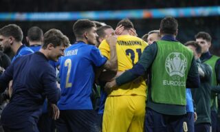 Semi Final Italy vs Spain epa09327294 Players of Italy celebrate with Goalkeeper Gianluigi Donnarumma of Italy after the UEFA EURO 2020 semi final between Italy and Spain in London, Britain, 06 July 2021. EPA/Frank Augstein / POOL (RESTRICTIONS: For editorial news reporting purposes only. Images must appear as still images and must not emulate match action video footage. Photographs published in online publications shall have an interval of at least 20 seconds between the posting.)