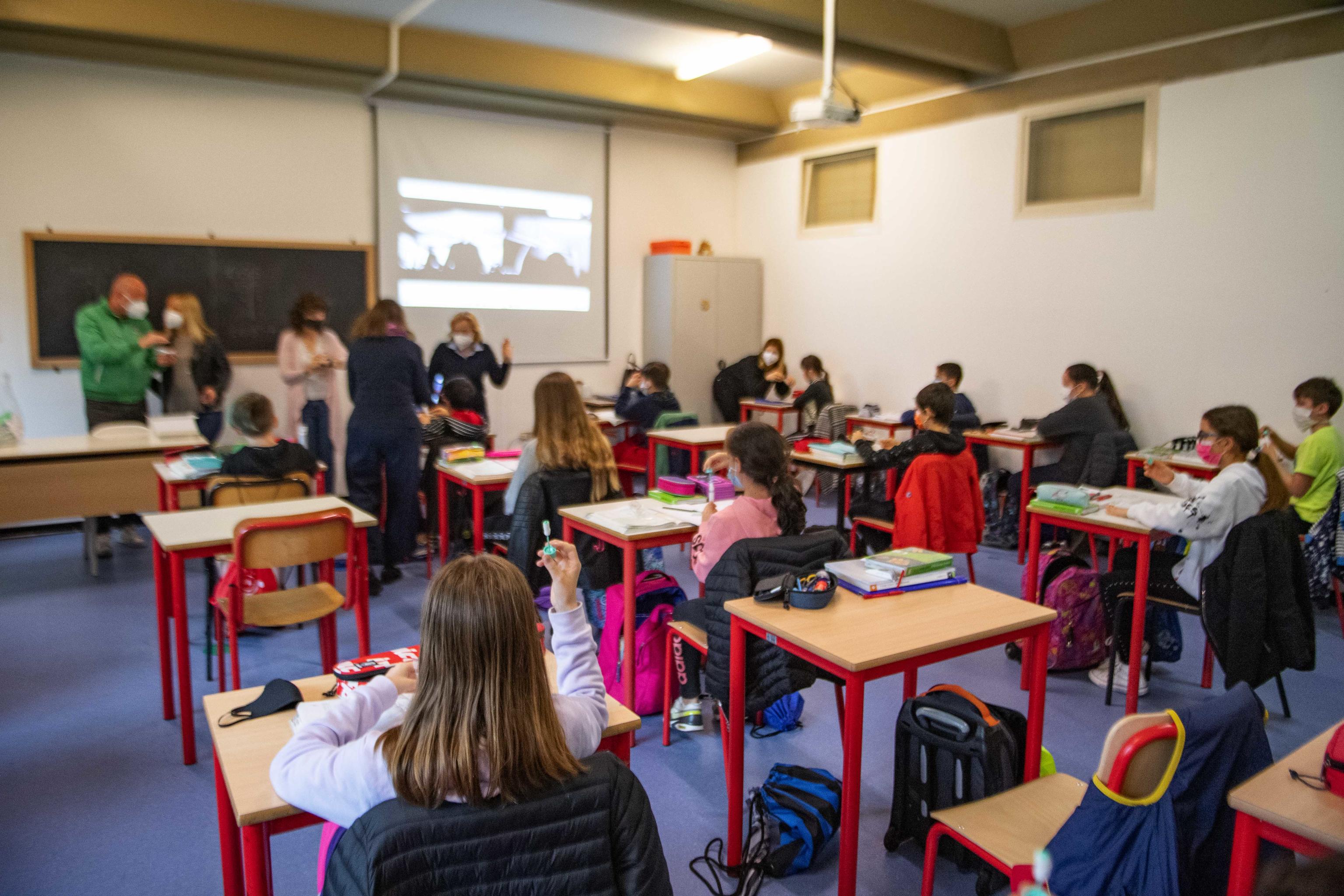 Dal distanziamento ai tamponi per i docenti non vaccinati | le incognite sulla scuola a 10 giorni dalla ripartenza - Vimarsana News