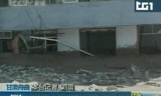 CINA: PIOGGE E FRANE, 127 MORTI E 2000 SCOMPARSI Un fermo immagine del servizio trasmesso dal Tg1 sulle frane causate dalle forti piogge nel nord ovest della Cina. Sono almeno 127 le vittime delle forti piogge, che hanno causato inondazioni e smottamenti nel nord ovest della Cina, con circa 2000 persone ancora disperse. ANSA / TG1