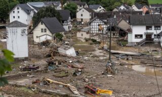 MALTEMPO IN GERMANIA, CONTINUA A SALIRE IL BILANCIO DEI MORTI A general view shows houses within a flooded area in Schuld near Bad Neuenahr, western Germany, on July 15, 2021. - Heavy rains and floods lashing western Europe have killed at least 42 people in Germany and left many more missing, as rising waters led several houses to collapse. (Photo by Bernd LAUTER / AFP)