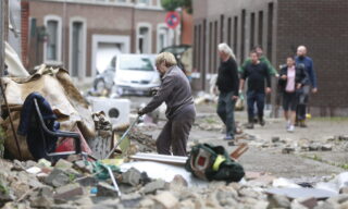 ++ Maltempo: media Belgio, morti salgono a 23 ++ epa09347981 Residents clean up houses after heavy rains had caused severe flooding in Ensival, Verviers, Belgium, 16 July 2021. Heavy rains have caused widespread damage and flooding in parts of Belgium. EPA/STEPHANIE LECOCQ