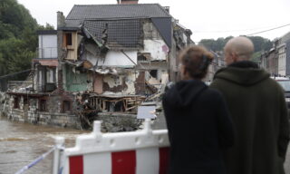 ++ Maltempo: media Belgio, morti salgono a 23 ++ epa09348019 Residents inspect the destruction after heavy rains had caused severe flooding in Ensival, Verviers, Belgium, 16 July 2021. Heavy rains have caused widespread damage and flooding in parts of Belgium. EPA/STEPHANIE LECOCQ