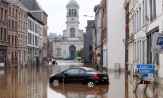 ++ Maltempo: sale a 5 il bilancio delle vittime in Belgio ++ A picture taken on July 15, 2021 shows a car immerged on a flooded street in the Belgian city of Verviers, after heavy rains and floods lashed western Europe, killing at least two people in Belgium. (Photo by François WALSCHAERTS / AFP)