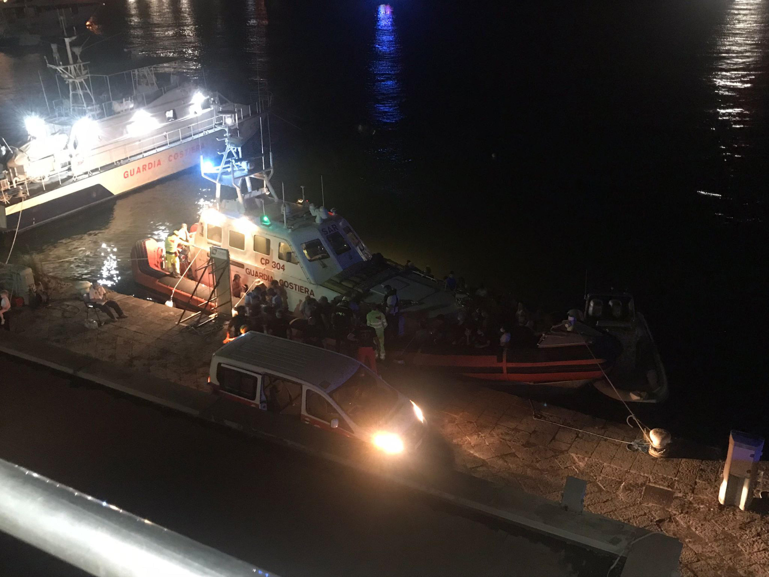 Brucia la Sicilia, inferno vicino Catania: evacuate oltre 150 persone via mare – Il video