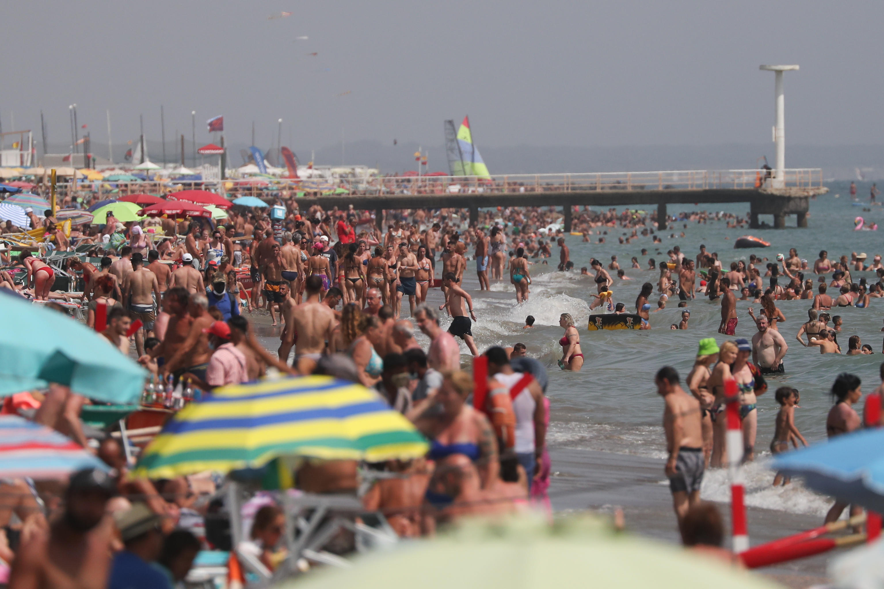 Il freno di Regioni e Comuni sul Ferragosto | dove scatta il Green pass e mascherina anche all'aperto - Vimarsana News