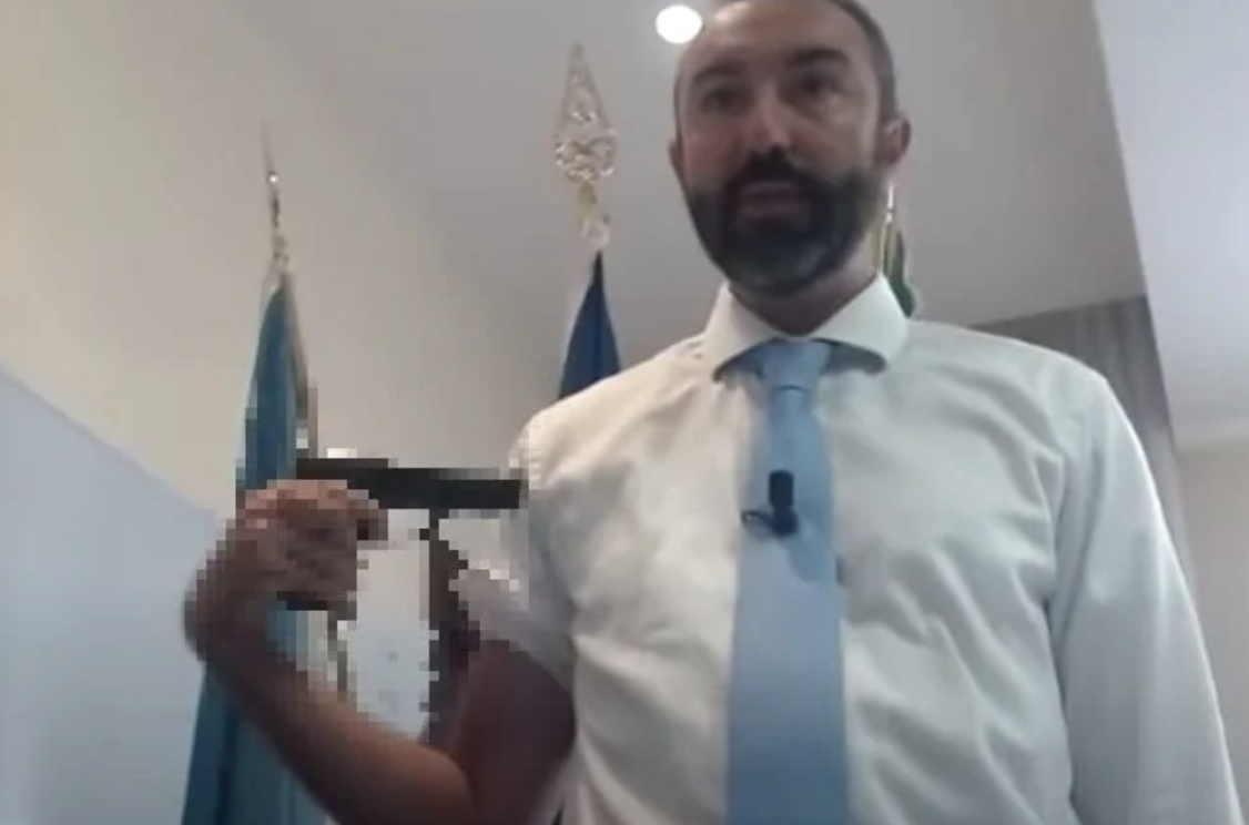 La sparata No vax dell’ex grillino Barillari, in Regione con la pistola: «Il vaccino è una roulette russa» – Il video La sparata No vax dell’ex grillino Barillari, in Regione con la pistola: «Il vaccino è una roulette russa» – Il video