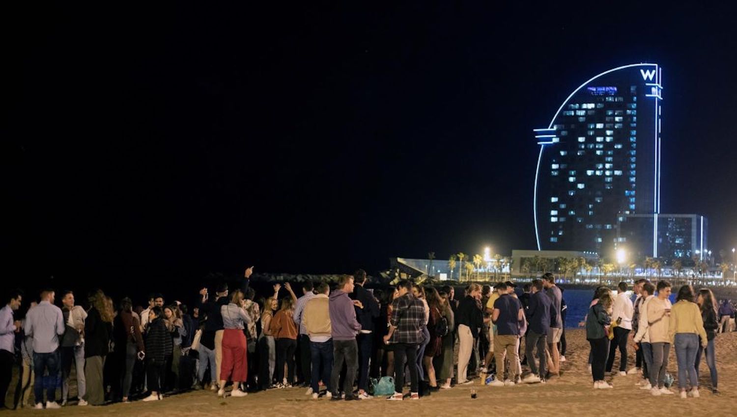 A Barcellona torna il coprifuoco dopo due mesi di movida ...