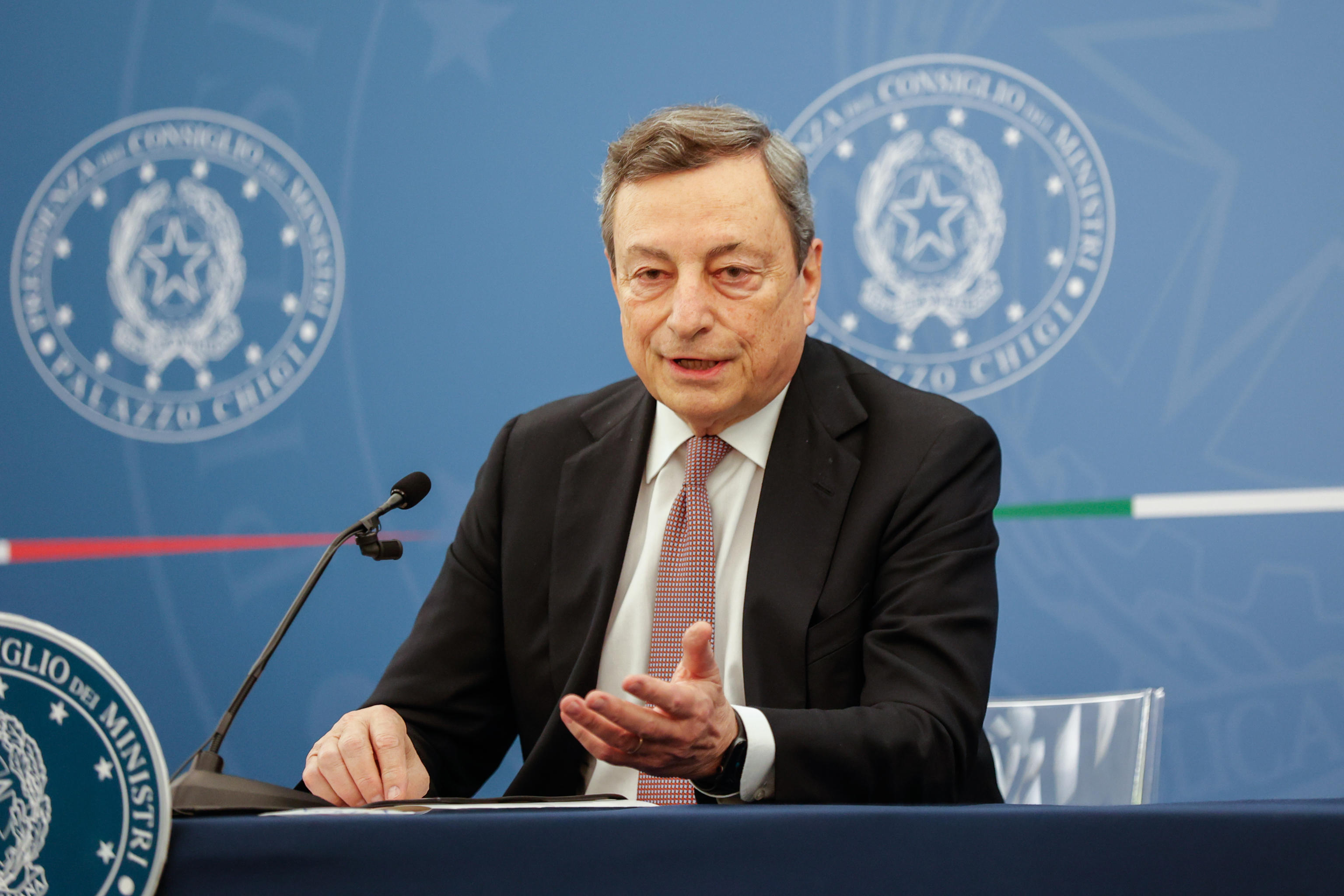 Draghi: «Green pass obbligatorio per evitare le chiusure. L'economia