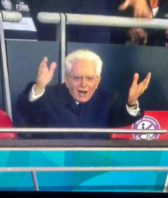 Il presidente Mattarella esulta 