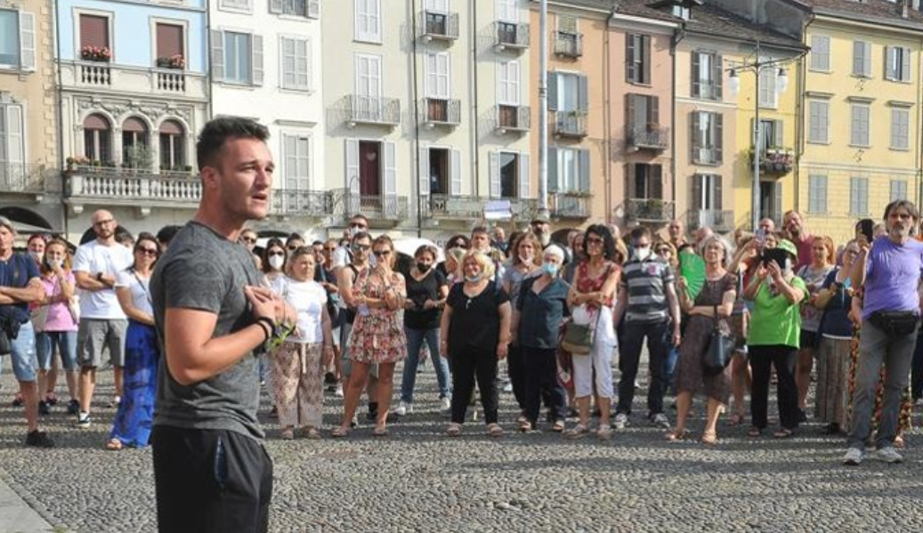 Il 20enne che ha affrontato i No Vax in piazza: «Mio padre ucciso dalla Covid: col vaccino sarebbe ancora qui» Il 20enne che ha affrontato i No Vax in piazza: «Mio padre ucciso dalla Covid: col vaccino sarebbe ancora qui»