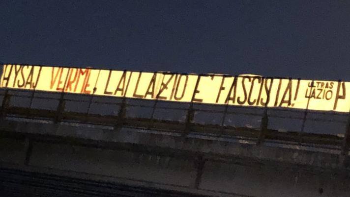 Lo striscione dei tifosi della Lazio contro Hysaj | «Verme - Vimarsana News