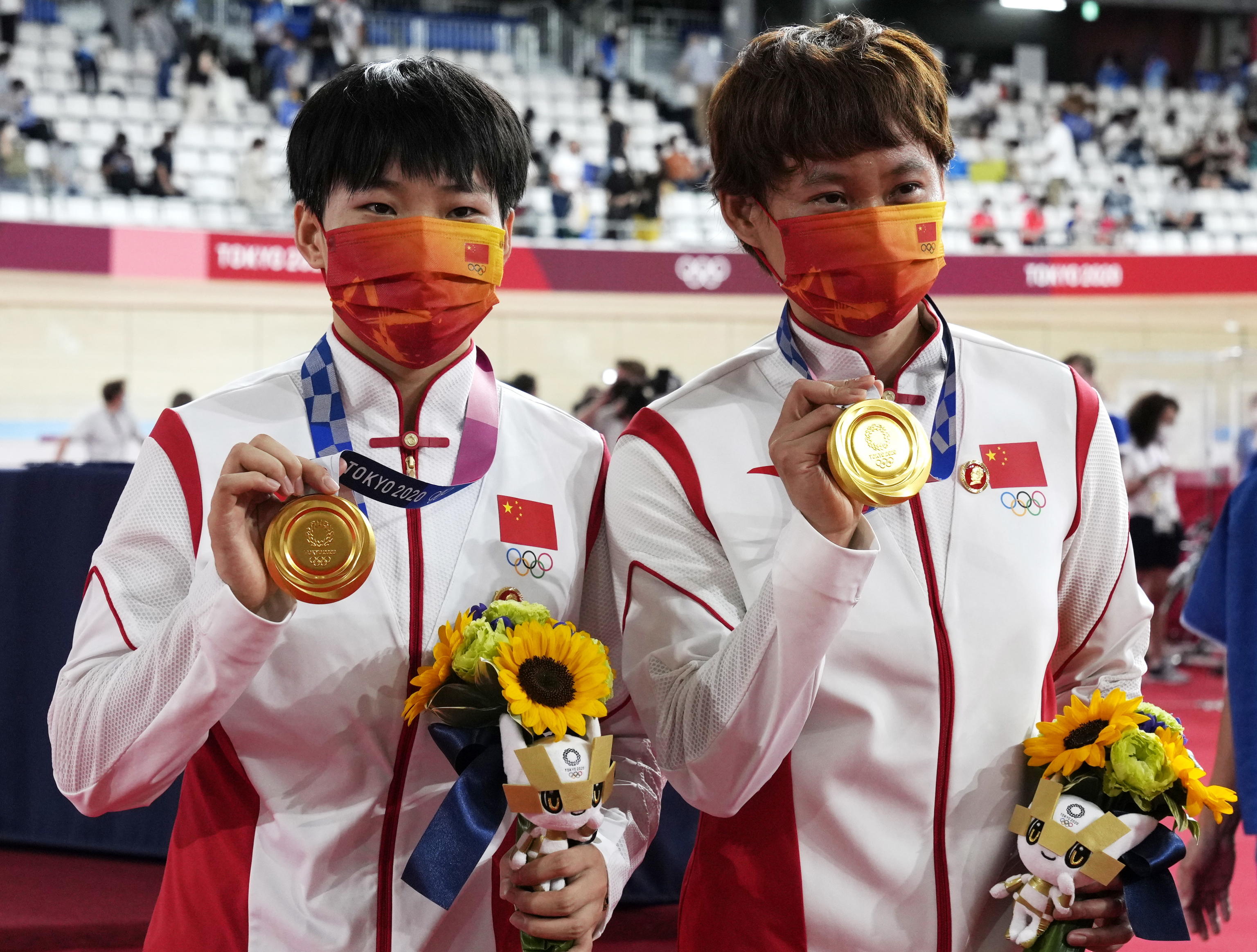 Tokyo 2020, le atlete cinesi sul podio con la spilla di Mao. Il Cio apre un’inchiesta Tokyo 2020, le atlete cinesi sul podio con la spilla di Mao. Il Cio apre un’inchiesta