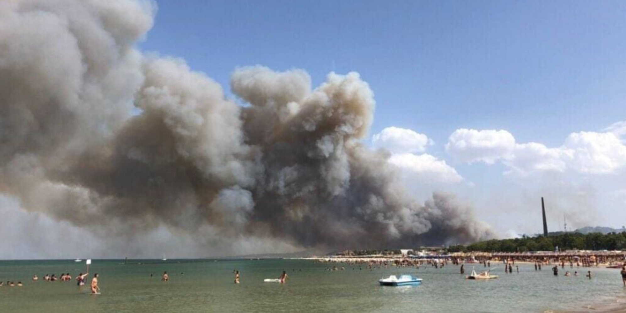 Incendi a Pescara, l’azione degli elicotteri per spegnere le fiamme: le immagini girate a bordo – Video Incendi a Pescara, l’azione degli elicotteri per spegnere le fiamme: le immagini girate a bordo – Video
