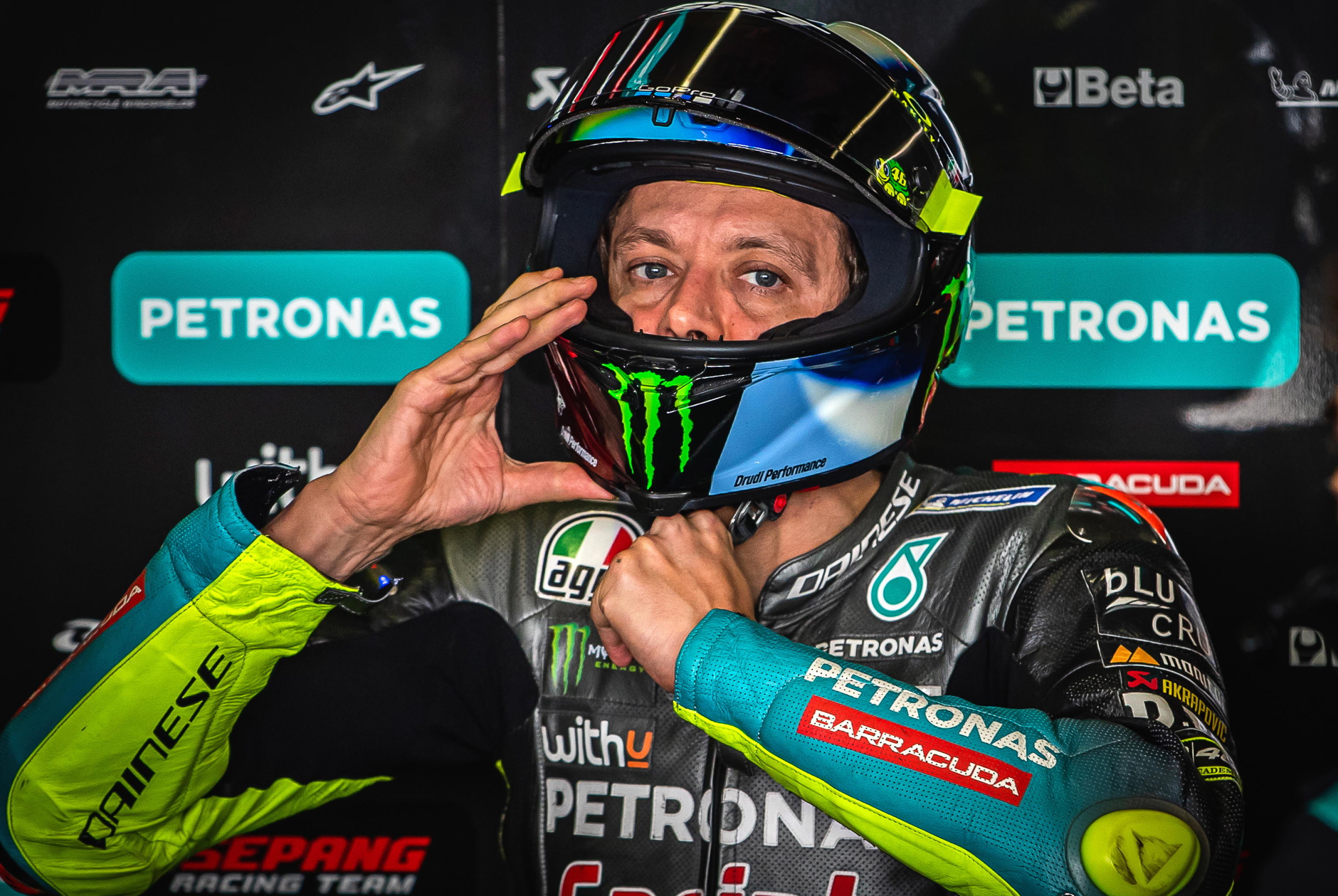 Valentino Rossi si ritira, il Dottore spegne la moto a fine 2021: «Momento triste e difficile» Valentino Rossi si ritira, il Dottore spegne la moto a fine 2021: «Momento triste e difficile»