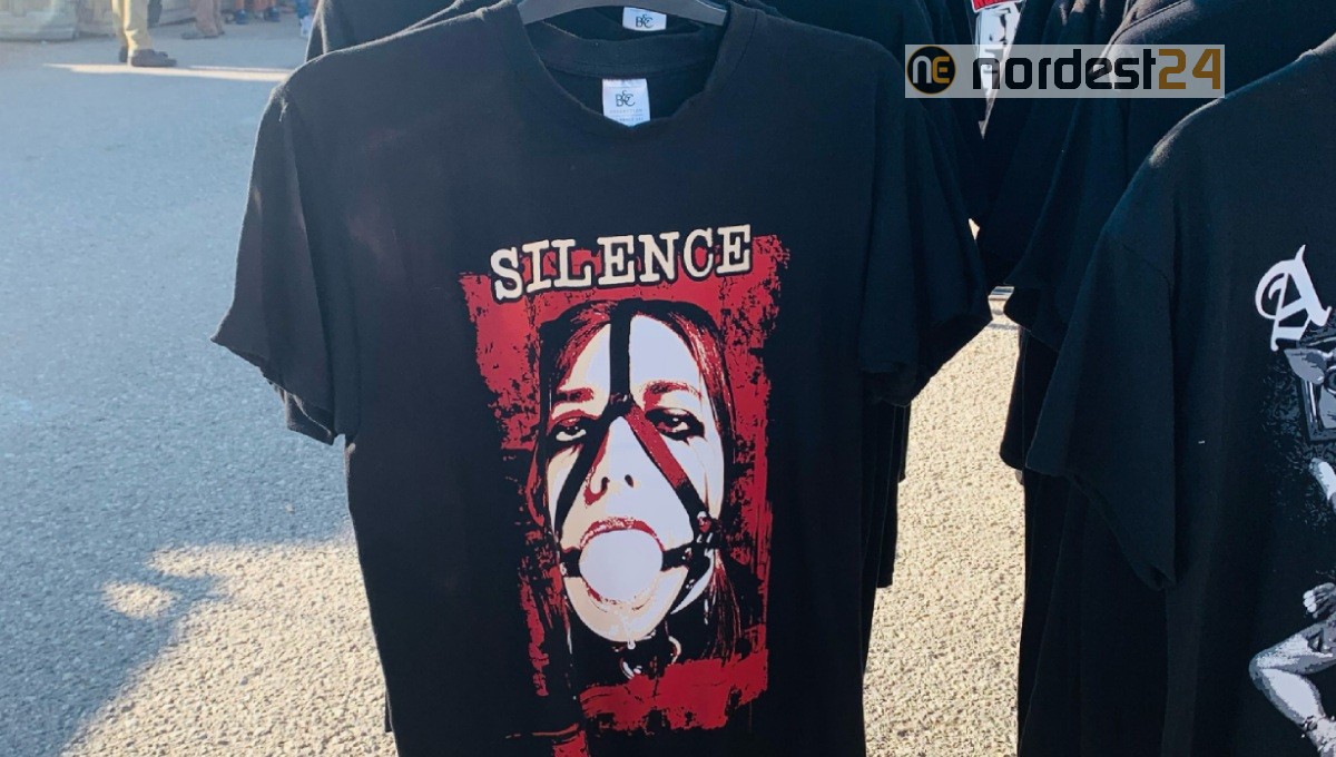 Lignano, polemica al Bikerfest per le magliette contro le donne. Le consigliere regionali: «Disgustate» Lignano, polemica al Bikerfest per le magliette contro le donne. Le consigliere regionali: «Disgustate»