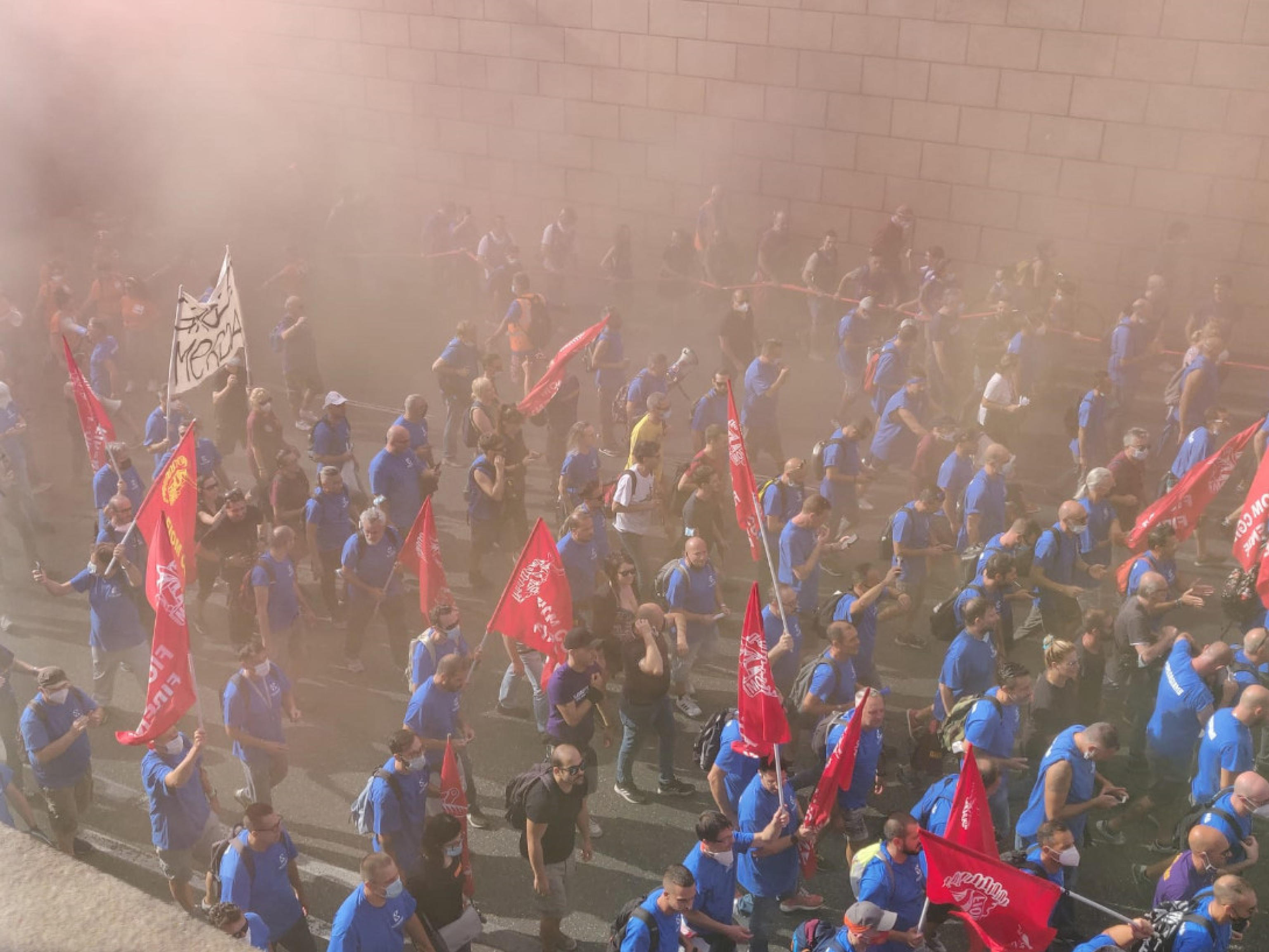 Campi Bisenzio, migliaia di persone in strada per sostenere gli operai della Gkn. Lo striscione in testa: «Insorgiamo» – Il video Campi Bisenzio, migliaia di persone in strada per sostenere gli operai della Gkn. Lo striscione in testa: «Insorgiamo» – Il video