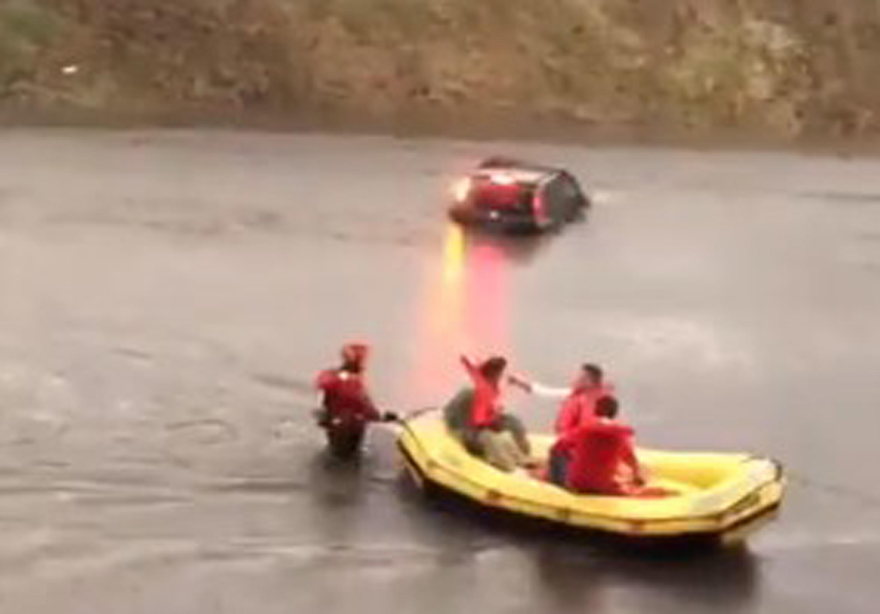 Nubifragio a Malpensa, i Vigili del fuoco usano i gommoni per salvare gli automobilisti – Il video Nubifragio a Malpensa, i Vigili del fuoco usano i gommoni per salvare gli automobilisti – Il video