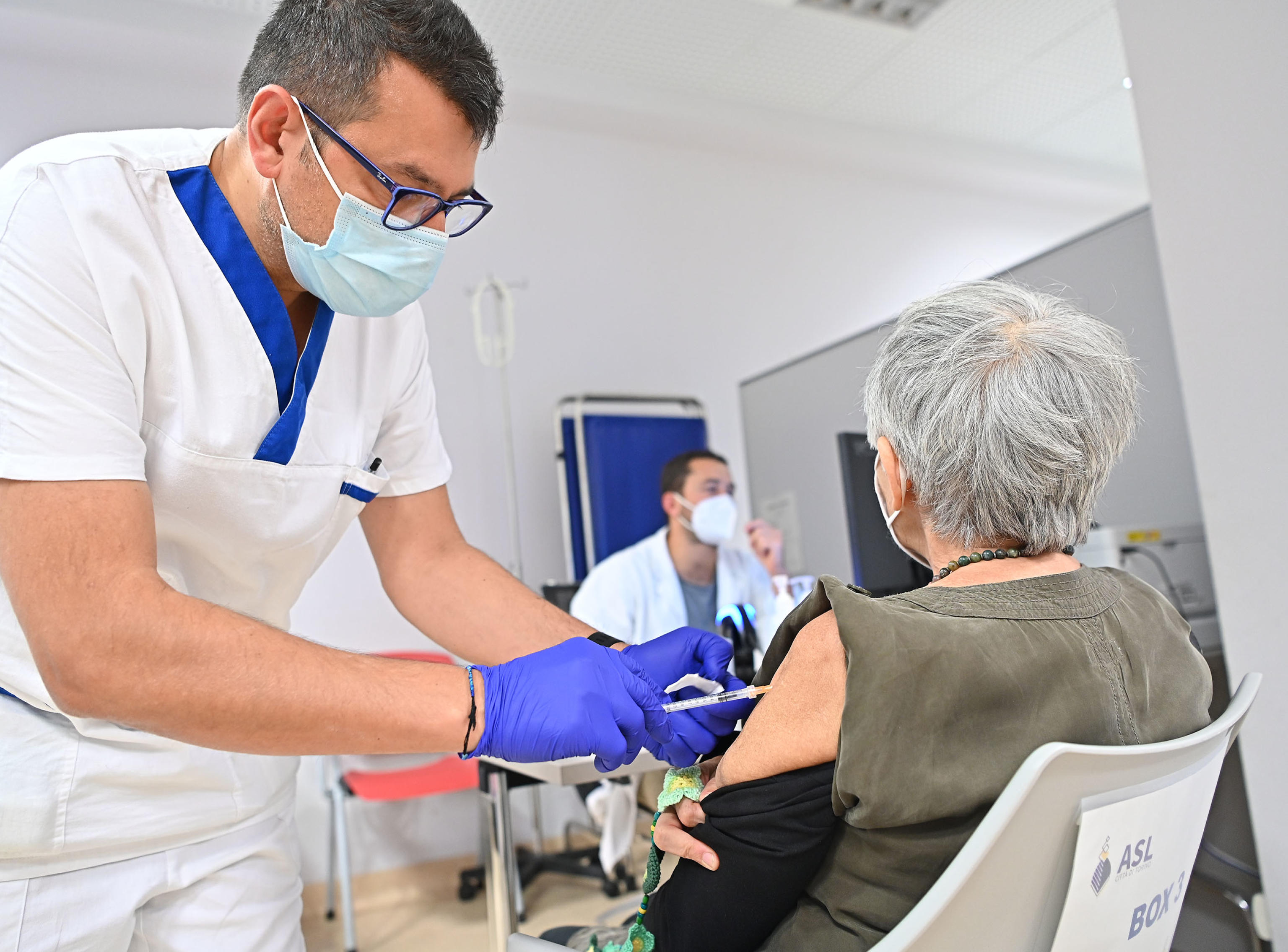 Il déjà vu della pandemia, gli scienziati ora si dividono sulla terza dose. Ricciardi: «Per tutti e periodica». Popoli (Aifa) frena Il déjà vu della pandemia, gli scienziati ora si dividono sulla terza dose. Ricciardi: «Per tutti e periodica». Popoli (Aifa) frena