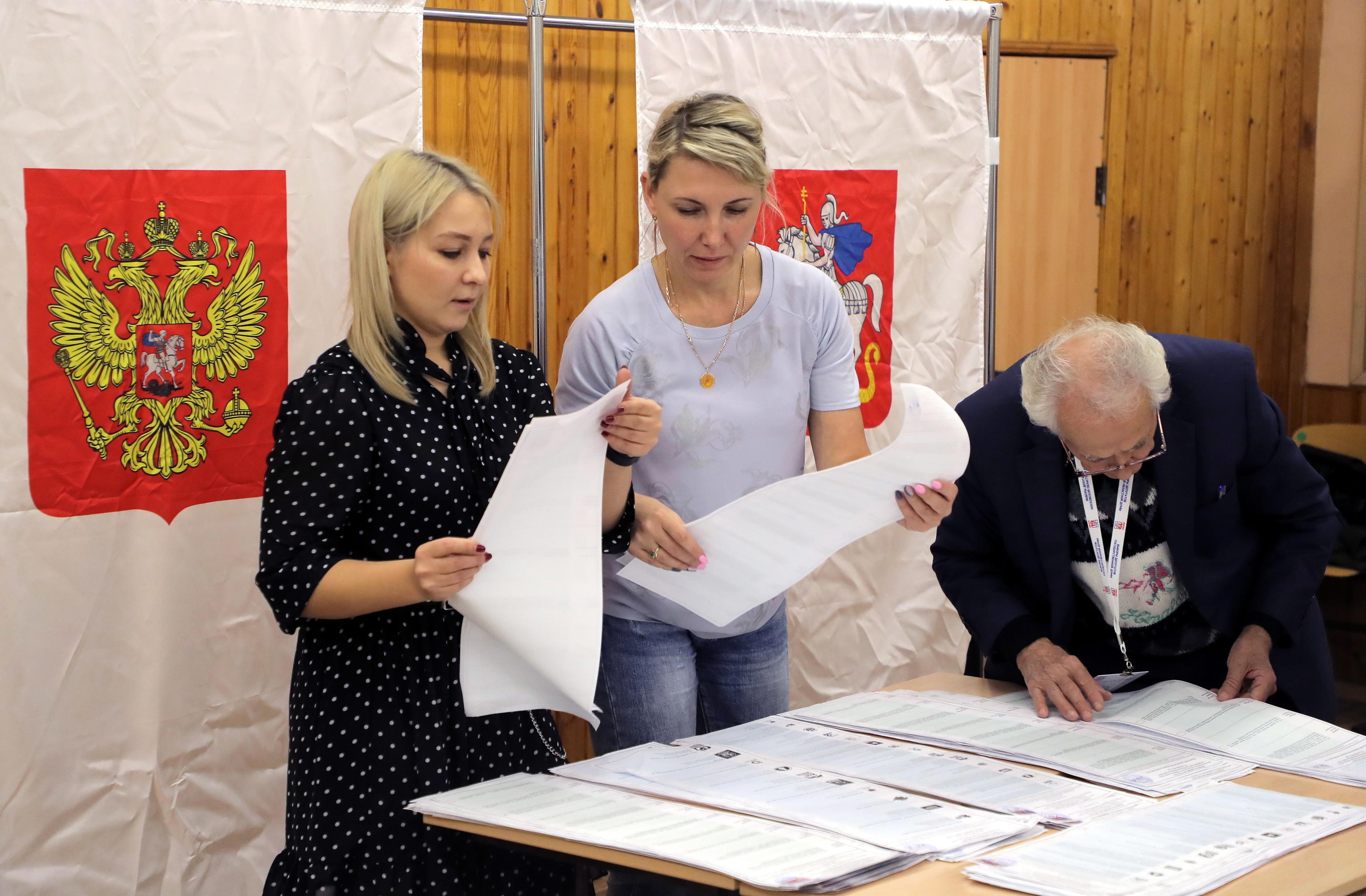 Russia, arrivano i primi risultati del voto: il partito di Putin è avanti con oltre il 40% Russia, arrivano i primi risultati del voto: il partito di Putin è avanti con oltre il 40%