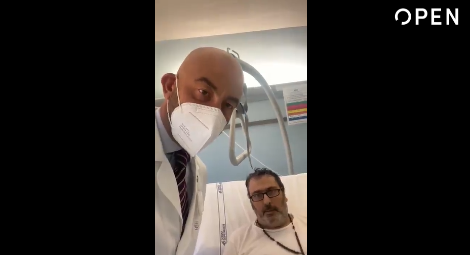 Bassetti pubblica l’appello di un suo paziente No vax: «Il Covid non è uno scherzo. Tornassi indietro, mi vaccinerei subito» – Il video Bassetti pubblica l’appello di un suo paziente No vax: «Il Covid non è uno scherzo. Tornassi indietro, mi vaccinerei subito» – Il video