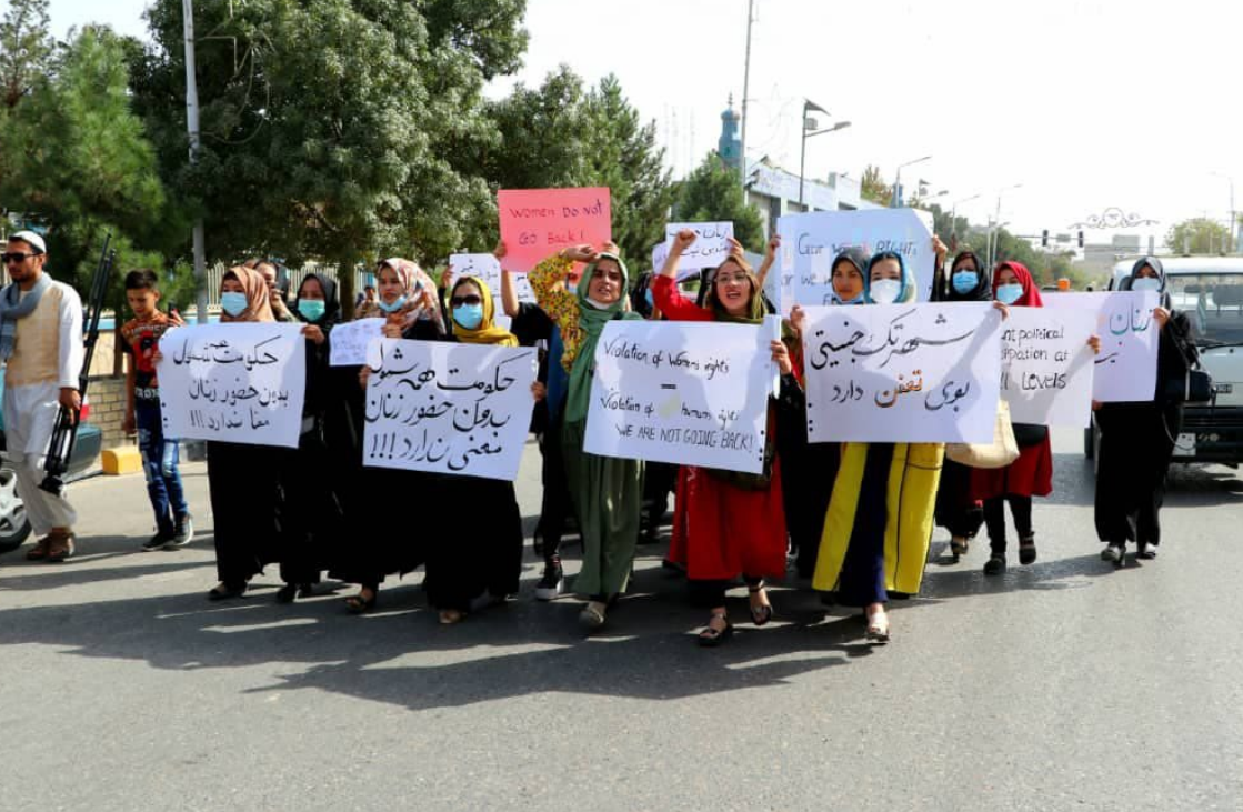 La protesta delle donne afghane con lo scotch sulla bocca | VIDEO La protesta delle donne afghane con lo scotch sulla bocca | VIDEO