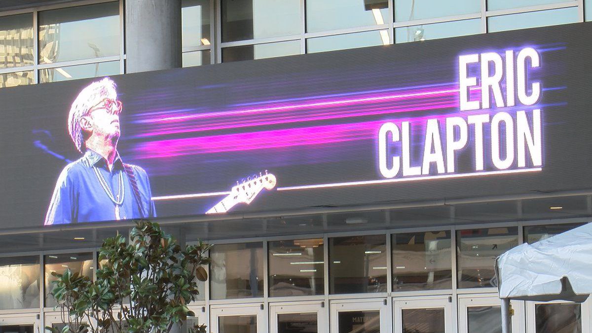 Il dietrofront di Eric Clapton: minacciava di non esibirsi nei locali con il Green Pass, ora… ha cambiato idea Il dietrofront di Eric Clapton: minacciava di non esibirsi nei locali con il Green Pass, ora… ha cambiato idea
