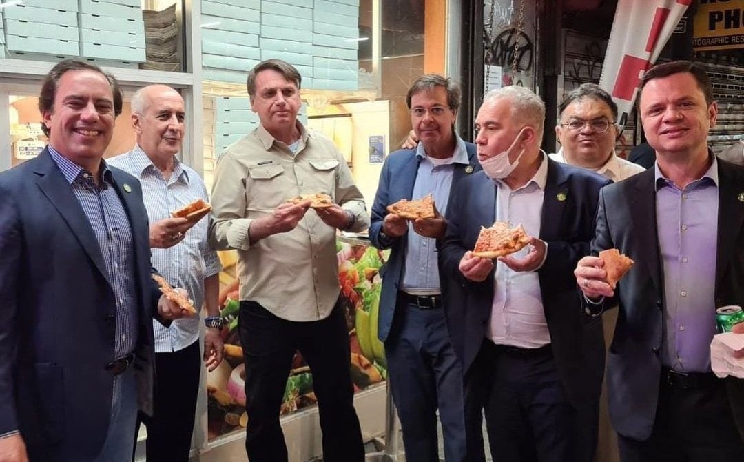 Jair Bolsonaro costretto a mangiare la pizza in strada a New York perché senza Green Pass Jair Bolsonaro costretto a mangiare la pizza in strada a New York perché senza Green Pass