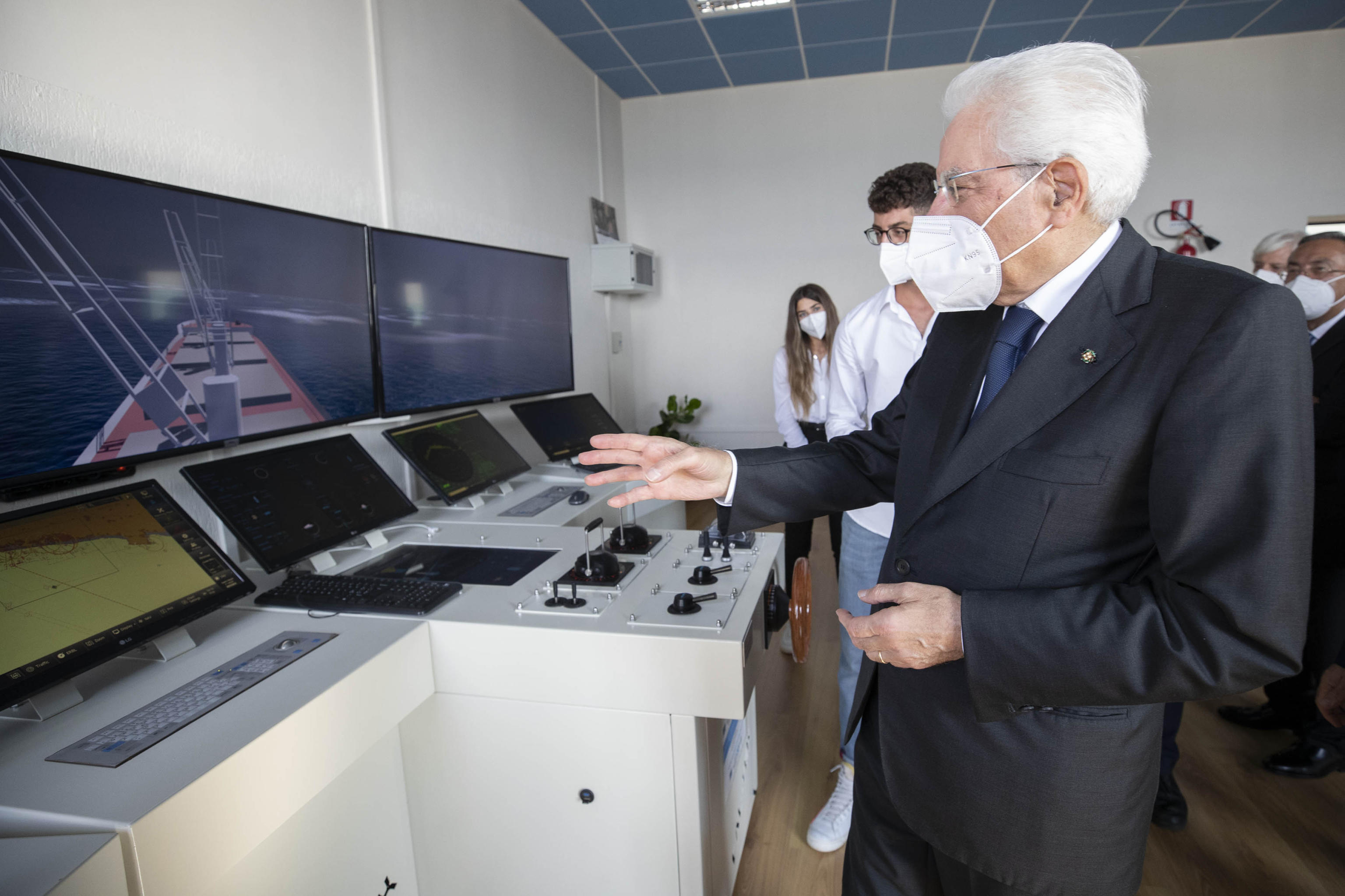 Mattarella: «La scuola è stata un potente antivirus. Spesso i giovani primi a vaccinarsi in famiglia» Mattarella: «La scuola è stata un potente antivirus. Spesso i giovani primi a vaccinarsi in famiglia»