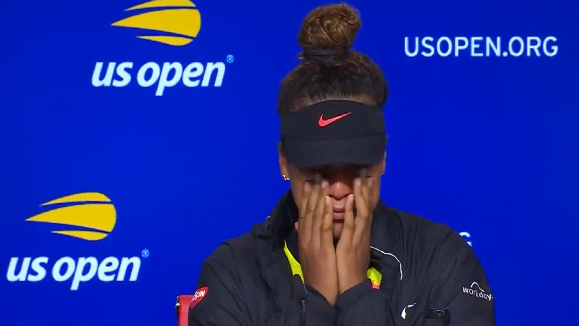 Naomi Osaka in lacrime: si prende una pausa dal tennis La tennista giapponese è scoppiata in lacrime annunciando che si prenderà una pausa dal tennis (Foto: Open)